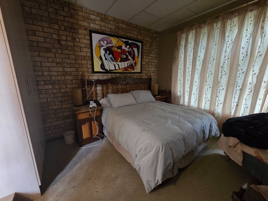 7 Bedroom Property for Sale in Langenhovenpark Free State